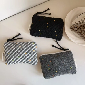 Set di tre portamonete in tessuto di lana a righe nero e grigio con chiusure a zip