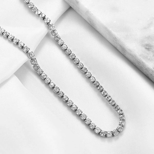 Detaillierte Makroansicht der silbernen 3mm Tenniskette mit quadratischen Zirkoniasteinen