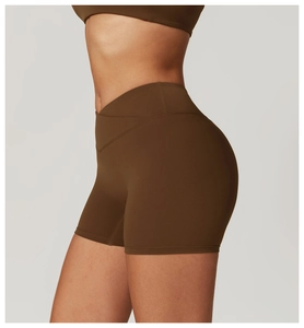 Détail du short de yoga à taille haute avec ceinture croisée en V et coutures plates