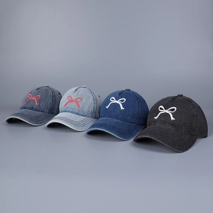 Detailansicht von vier Jeans-Baseballkappen mit süßer Schleifenstickerei in Farben