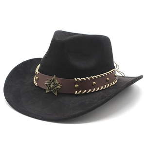 Detail eines Western-Cowboyhuts aus schwarzem Filz mit Lederband und Metall-Sternabzeichen