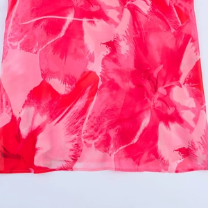 Halterneck-Maxikleid mit Blumenprint und lebendigen roten und rosa Blütenmustern