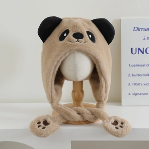 Détail du bonnet panda en peluche montrant la fausse fourrure brune et la broderie de patte