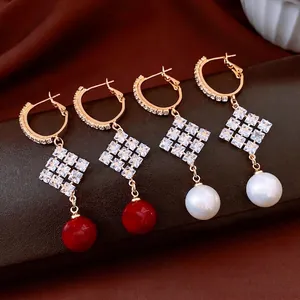 Boucles d'oreilles plaquées or 18 carats avec pavé de diamants et perles blanches et rouges