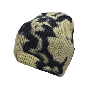 Nahaufnahme der grün-schwarzen Batik-Rippstrickstruktur einer Winter-Beanie-Mütze