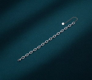 Détail du bracelet chaîne argenté avec pavé de cristaux et fermoir mousqueton réglable