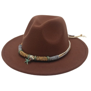 Dettaglio di un cappello fedora marrone a tesa larga con fascia intrecciata e stella marina