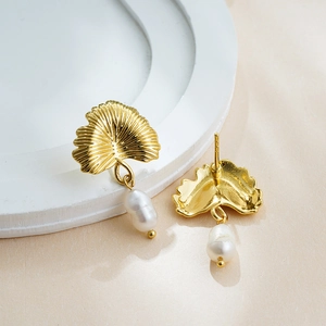 Boucles d'oreilles feuilles de ginkgo en or 18K avec perles d'eau douce baroques
