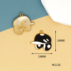 Detailansicht eines Emaille-Baseballhelm-Anhängers für DIY-Schmuck mit Maßangaben