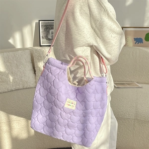 Détail du sac cabas matelassé lavande avec motifs de cœurs et bandoulière rose réglable