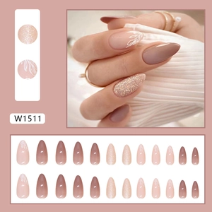Set di unghie a mandorla con sfumatura rosa nudo, motivi a foglia e glitter oro