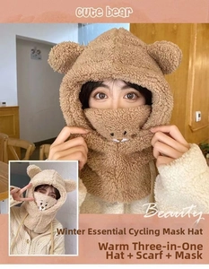 Détail du bonnet d'hiver 3-en-1 en peluche avec oreilles d'ours, écharpe et masque