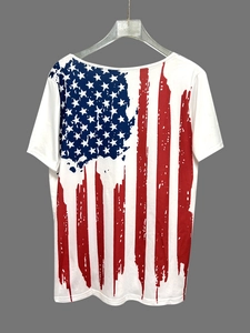 Camiseta de mujer con cuello en V blanca con estampado de bandera americana roja y azul