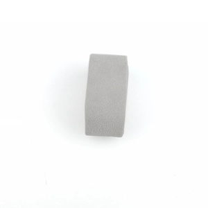 Dettaglio di un morbido cuscino in velluto grigio per orologi e portagioie bracciali