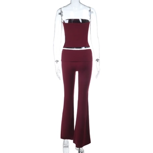 Vue arrière d'un ensemble bandeau bordeaux et pantalon évasé sur mannequin invisible