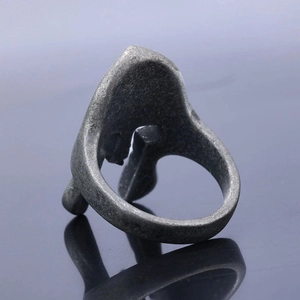 Anello maschera spartana in acciaio inossidabile con finitura vintage ossidata