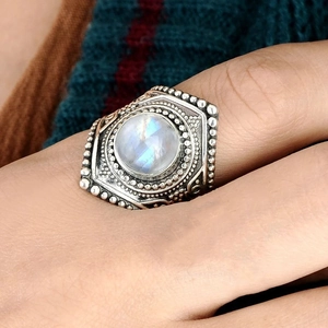Gros plan détaillé d'une bague rétro en pierre de lune avec perles d'argent ciselées