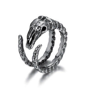 Bague crâne d'oiseau punk gothique en acier poli avec un design de colonne vertébrale