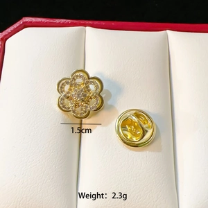 Detail shot of 1.5cm flower brooch in gold with diamonds, weight 2.3g in jewelry box