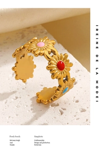 Détail de la bague plaquée or 18K avec breloques marguerites en émail multicolore