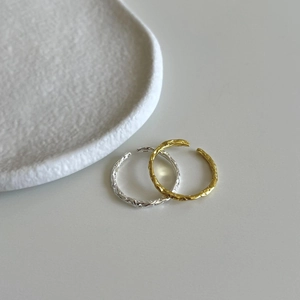 Minimalist silver and gold wavy texture rings with lava pattern design in a stylish setup