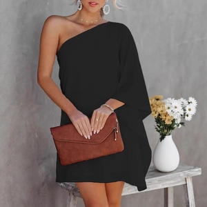 Robe décontractée noire à une épaule pour femme avec un design dégradé élégant