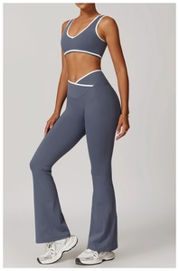 Détail du pantalon de yoga évasé à taille haute en V avec bordures contrastées blanches
