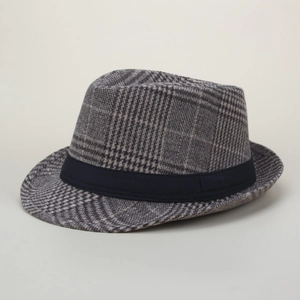 Dettaglio di un cappello fedora grigio a quadri con nastro nero e trama in lana mista