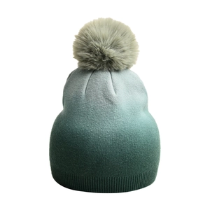 Detailaufnahme einer stilvollen Strickmütze mit Farbverlauf und flauschigem Bommel.