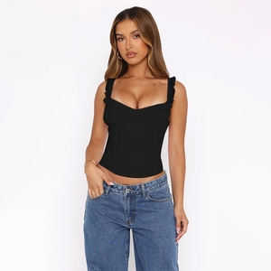 Dettaglio del corsetto nero in mesh con spalline a volant e vita arricciata