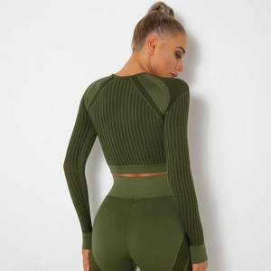 Détails de la texture côtelée de l'ensemble de yoga sans couture vert olive à manches