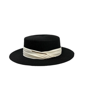 Sombrero boater de paja negro con cinta plisada marfil y detalle de metal dorado elegante