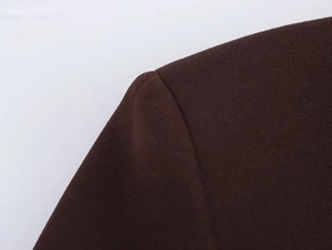 Detaillierte Schulternaht des braunen dreiteiligen Stricksets aus Blazer und Rock