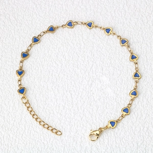 Bracciale a catena in acciaio dorato con cuori in smalto blu e chiusura a moschettone