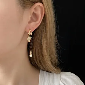 Boucles d'oreilles poisson doré avec perle blanche pour un style minimaliste chic