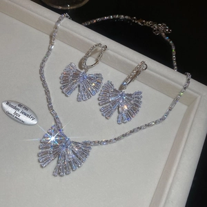 Détail de la parure papillon en argent avec zircons étincelants dans son écrin cadeau