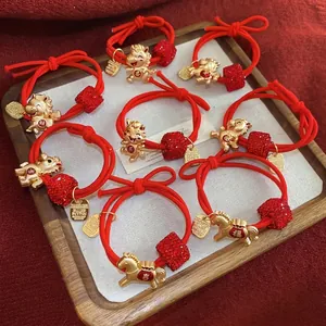 Élastiques à cheveux rouges de fête avec breloques dorées et cristaux rouges brillants