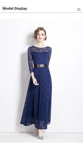 Dettaglio dell'abito in pizzo blu scuro con cintura in pelle nera e fibbia dorata