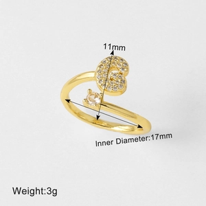Detailopname van ring met letter G, micro-ingelegde zirkoon en 18k goud vergulding