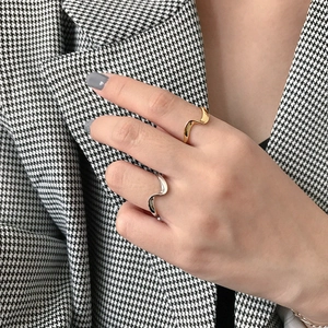 Minimalist S925 sterling silver wavy rings in gold and silver finish on hand