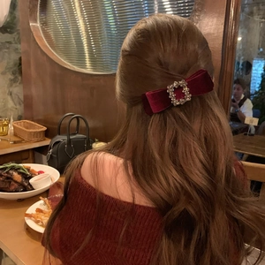 Pince à cheveux élégante en velours rouge avec nœud et strass carrés sur les cheveux