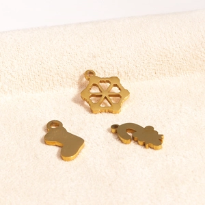 Detail von 18K vergoldeten Weihnachtsanhängern mit Schneeflocke, Socke und Zuckerstange