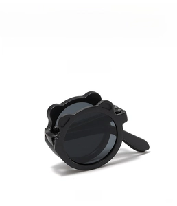 Vue détaillée de lunettes de soleil pliables pour enfants avec oreilles d'ours en noir