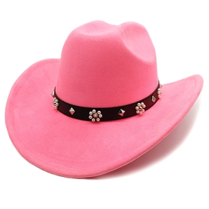 Détail du chapeau de cowboy rose en suédine avec fleur en perles et clous métalliques