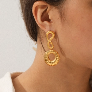 Boucles d'oreilles serpent en acier inoxydable doré 18 carats avec créoles à texture