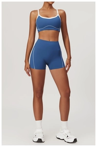 Détail de l'ensemble de yoga bleu outremer avec passepoil blanc contrasté sur les coutures