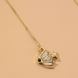Boucles d'oreilles poisson en or avec zircons sur une chaîne box longue et épurée