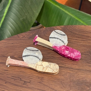 Pinces à cheveux en acétate motif baseball et batte en rose et crème sur bois