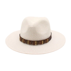 Détail du chapeau de paille tissé avec bande en cuir ethnique et ornements en coquillage