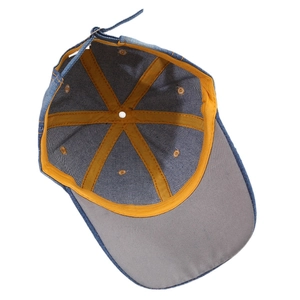 Casquette de baseball en jean avec extérieur bleu et structure intérieure jaune